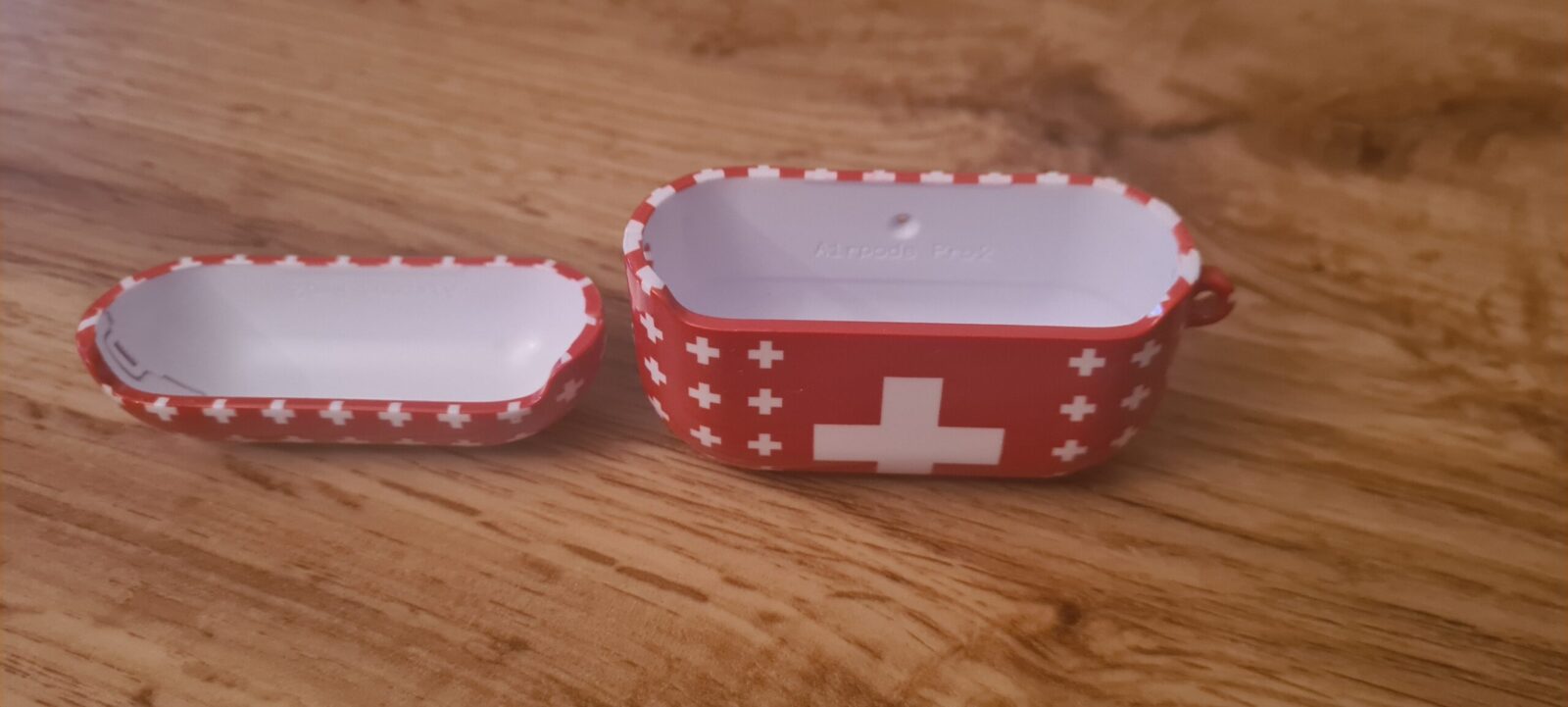 Étui AirPods Pro 2 Croix Suisse ouvert — photo client Henri