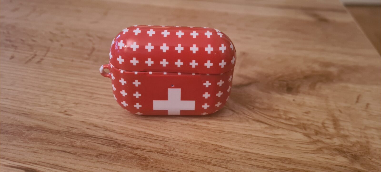 Étui AirPods Pro 2 Croix Suisse — photo envoyée par Henri, client à Thônex